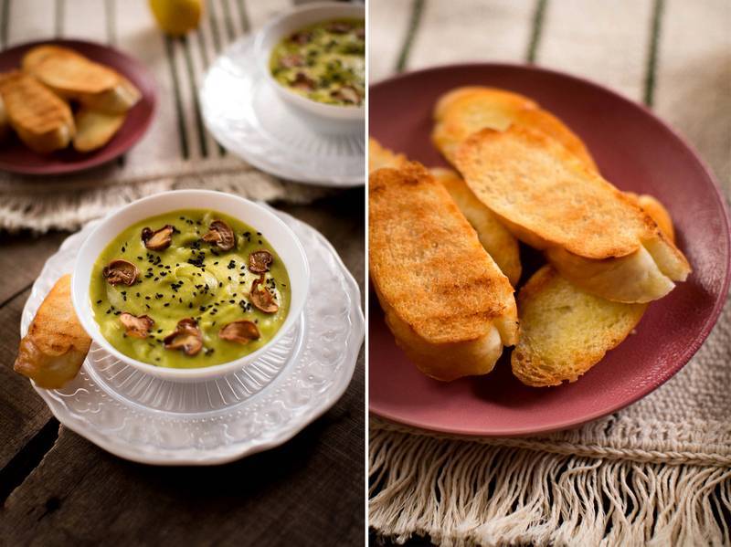 Крем-суп из брокколи с гренками и грибами