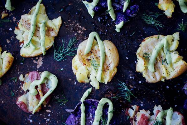 Запечённый картофель с авокадным соусом