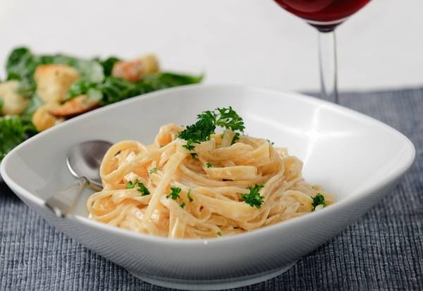 Лингвини с зеленью, нутом и миндалем