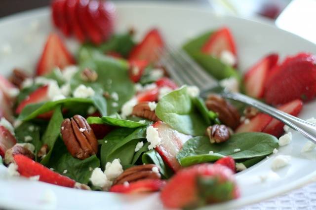 Салат с клубникой и шпинатом