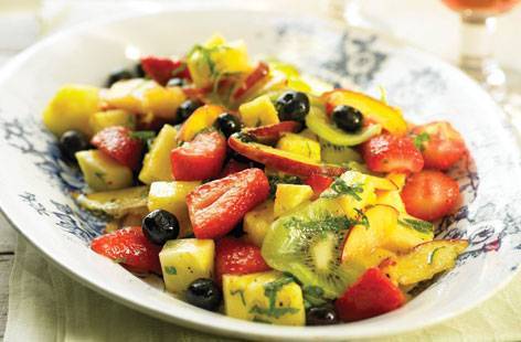 Фруктовый салат с мятно-оливковой заправкой