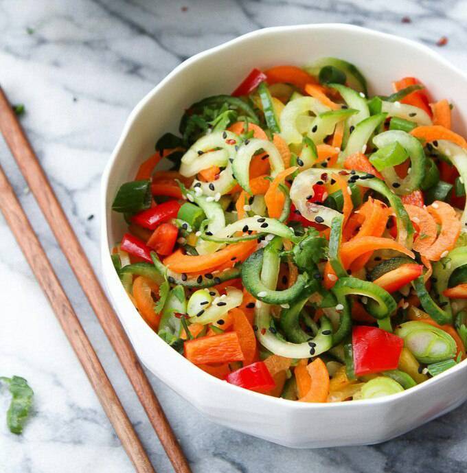Азиатский овощной салат с кунжутом