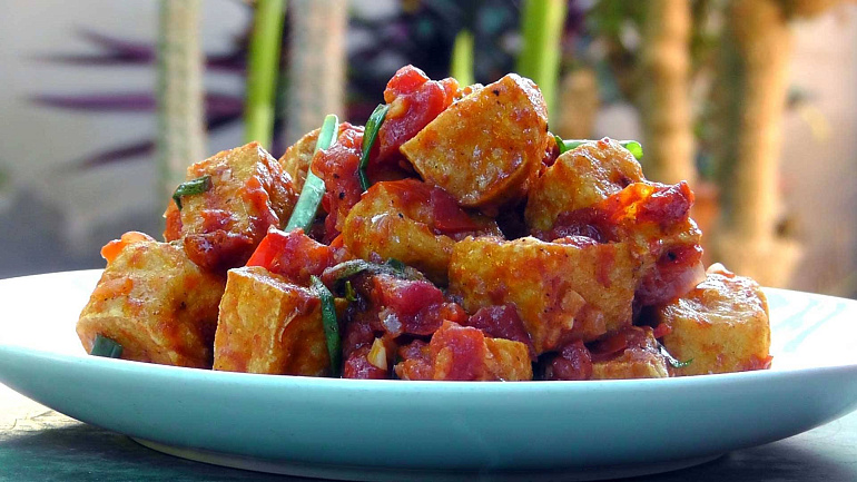 Тофу в томатно-грибном соусе