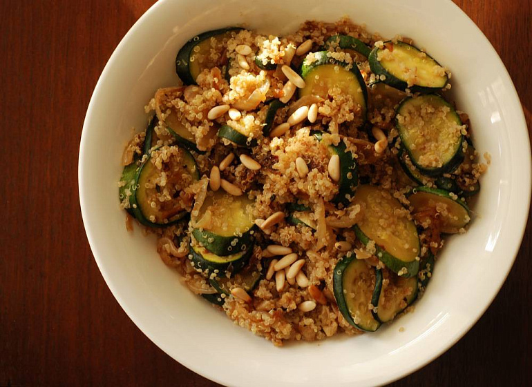 Квиноа с цуккини и луком