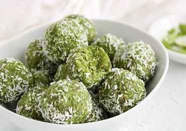 Кокосовые шарики матча с миндальной мукой (без выпекания)