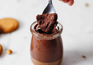Шоколадно-карамельный десерт в баночках