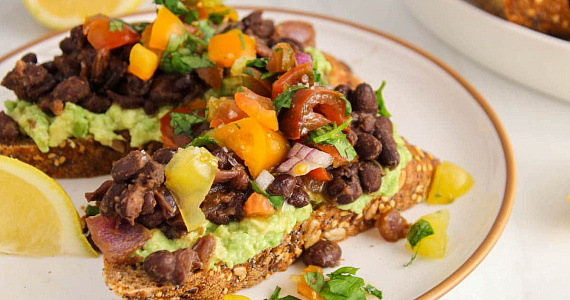 Тост с черной фасолью и авокадо