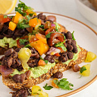 Тост с черной фасолью и авокадо