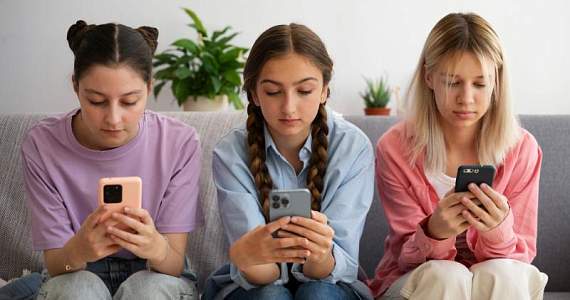 Рилсы и тиктоки опаснее алкоголя? Правда и мифы о «дешёвом дофамине»