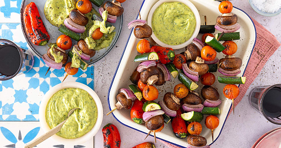 Веганский кебаб с заправкой из авокадо и салатом