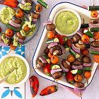 Веганский кебаб с заправкой из авокадо и салатом