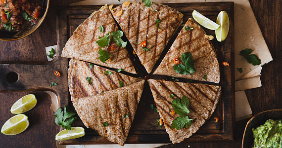 Кесадилья со сладким картофелем, арахисовой пастой и чили