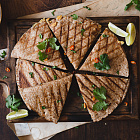 Кесадилья со сладким картофелем, арахисовой пастой и чили