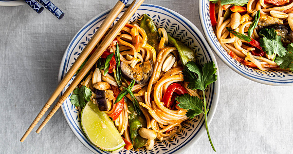 Веганское тайское карри с лапшой