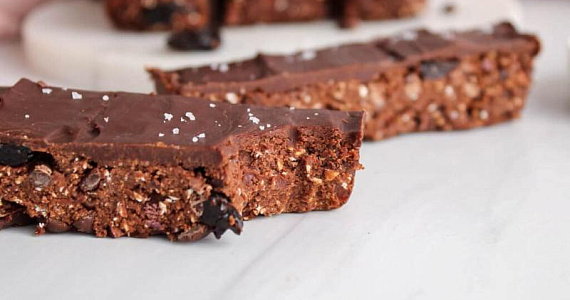 Шоколадные овсяные батончики без выпекания (без глютена, без орехов)