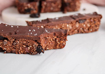 Шоколадные овсяные батончики без выпекания (без глютена, без орехов)