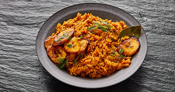 Пряный рис джолоф с обжаренными плантанами