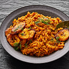 Пряный рис джолоф с обжаренными плантанами