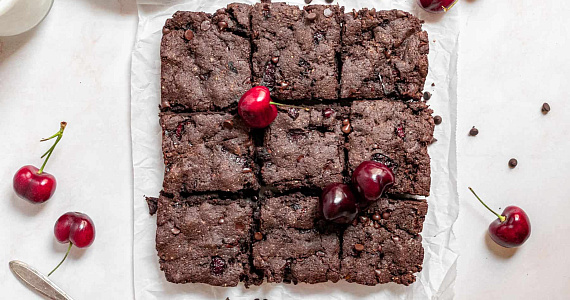 Миндально-вишневые брауни