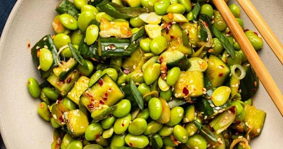 Салат с эдамаме и битыми огурцами