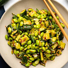 Салат с эдамаме и битыми огурцами