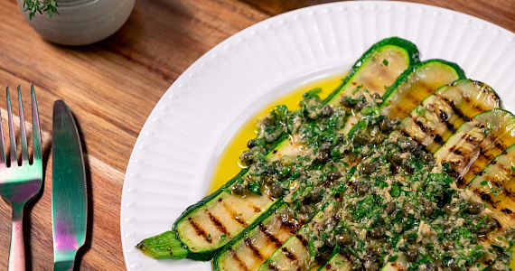 Кабачки на гриле с чесночной заправкой