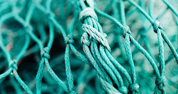 Британский инженер создал бизнес на переработке рыболовных сетей