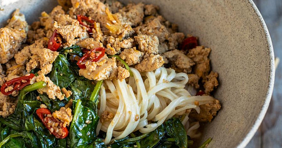 Удон-лапша со шпинатом и тофу