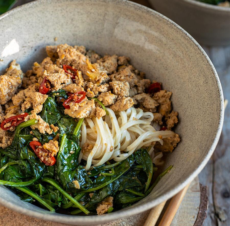 Удон-лапша со шпинатом и тофу