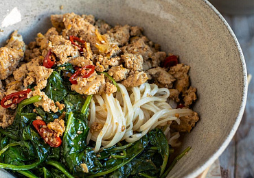 Удон-лапша со шпинатом и тофу