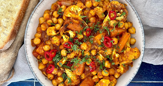 Тушеная цветная капуста с карри и нутом