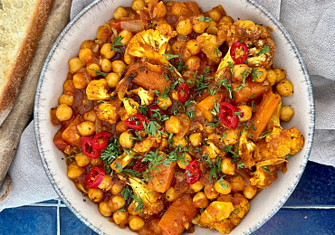 Тушеная цветная капуста с карри и нутом