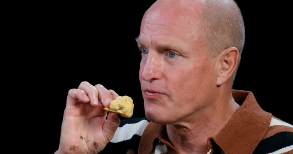 Вуди Харрельсон заменил куриные крылышки на цветную капусту в шоу «Hot Ones»