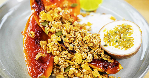 Карамелизированная папайя с гранолой и кокосовым йогуртом