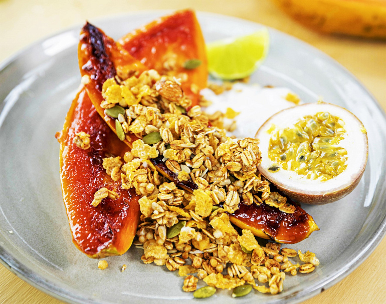 Карамелизированная папайя с гранолой и кокосовым йогуртом