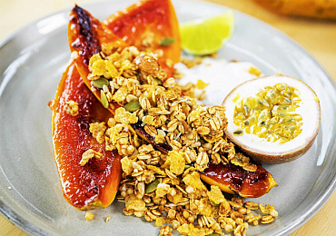 Карамелизированная папайя с гранолой и кокосовым йогуртом