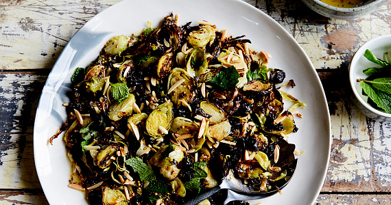 Салат из запеченной брюссельской капусты с клюквой и миндалем