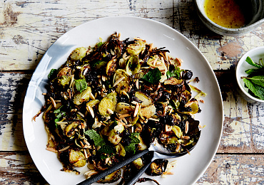 Салат из запеченной брюссельской капусты с клюквой и миндалем