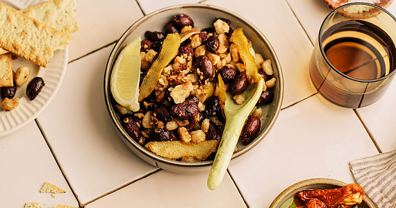 Маринованные оливки и орехи макадамия с лимонной цедрой