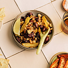 Маринованные оливки и орехи макадамия с лимонной цедрой