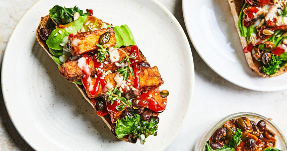 Тост с тофу, кудрявой капустой и черной фасолью