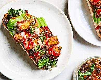 Тост с тофу, кудрявой капустой и черной фасолью