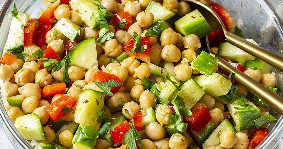 Салат с нутом, овощами и зеленью
