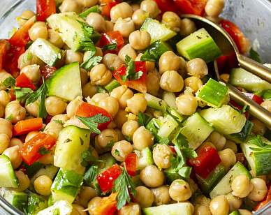 Салат с нутом, овощами и зеленью