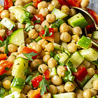 Салат с нутом, овощами и зеленью