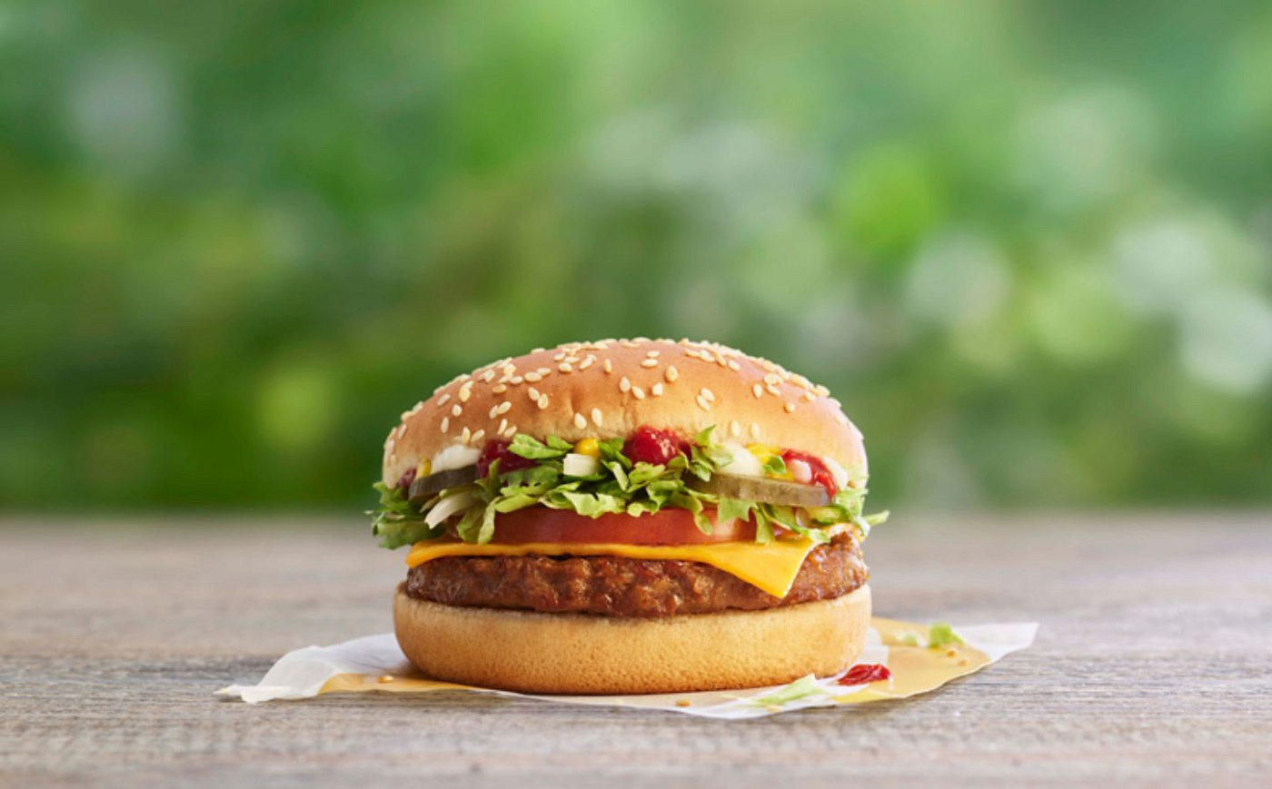 Британский McDonald’s исключил из своего меню большую часть блюд без мяса