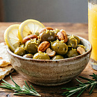 Маринованные оливки и орехи макадамия с лимонной цедрой