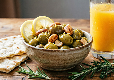 Маринованные оливки и орехи макадамия с лимонной цедрой