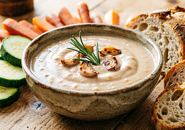 Соус из белой фасоли с жареным чесноком и розмарином