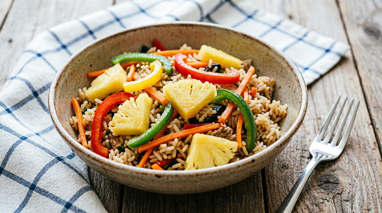 Стир-фрай с рисом и ананасом